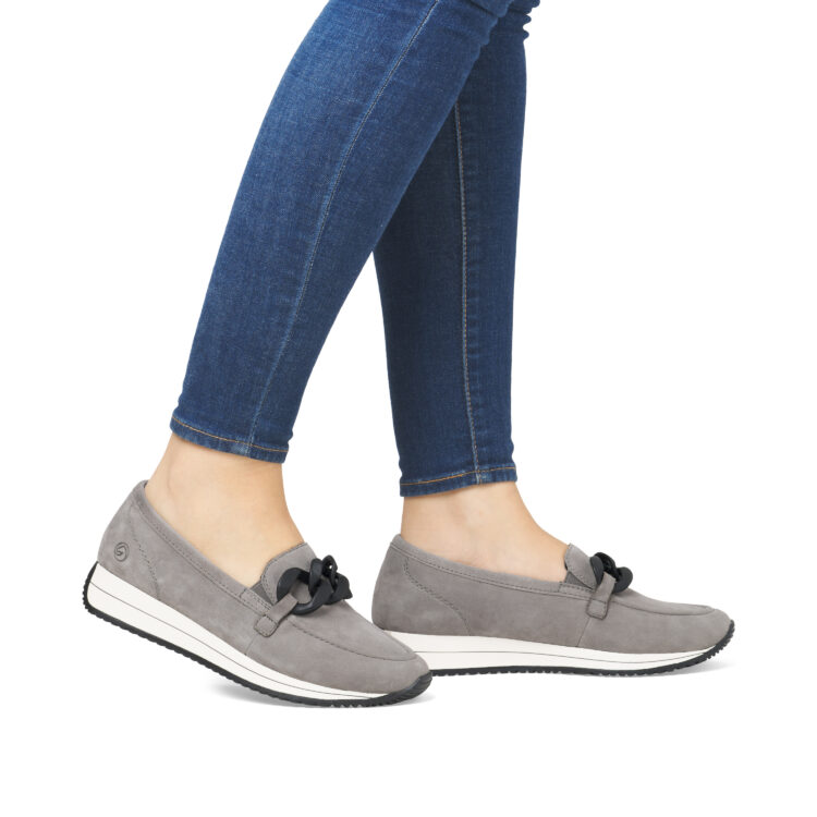 Mocassins gris pour femme de la marque Remonte. Référence D0H10-42 Maus. Disponible chez Chauss'Family magasin de chaussures à Issoire.