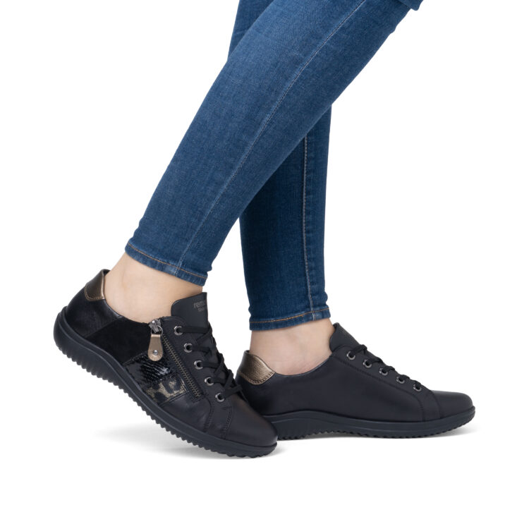 Baskets noires pour femme marque Remonte. Référence D1E00-03 Schwarz. Disponible chez Chauss'Family magasin de chaussures à Issoire.