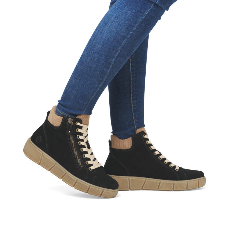 Baskets montantes noires pour femme marque Remonte. Référence D1T70-03 Schwarz. Disponible chez Chauss'Family magasin de chaussures Issoire.