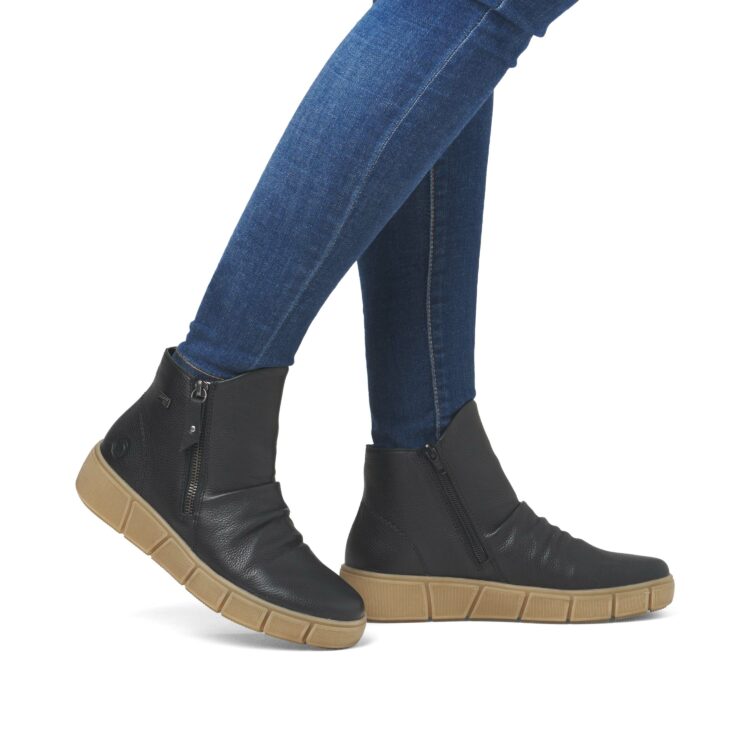 Bottines noires pour femme marque Remonte. Référence D1T73-00 Schwarz. Disponible chez Chauss'Family magasin de chaussures Issoire.