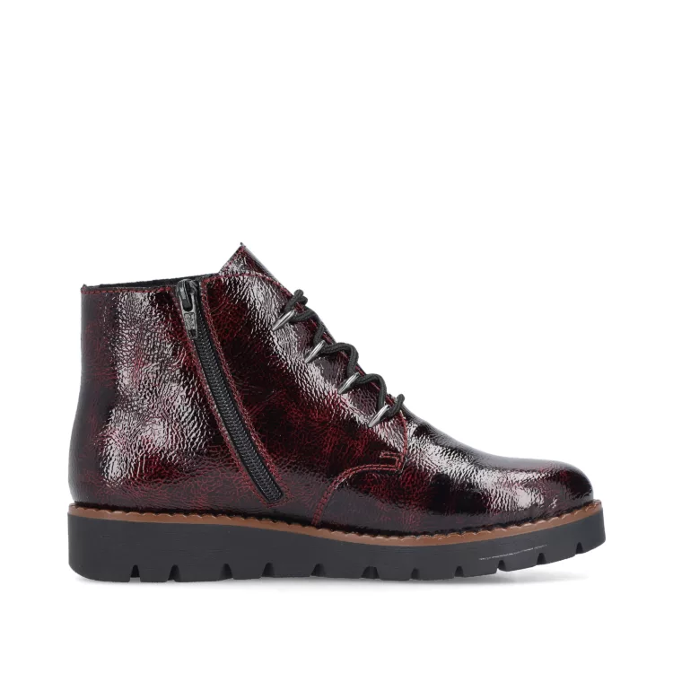 Bottines rouges vernies pour femme marque Rieker. Référence 44902-35 Bordeaux. Disponible chez Chauss'Family magasin de chaussures Issoire.