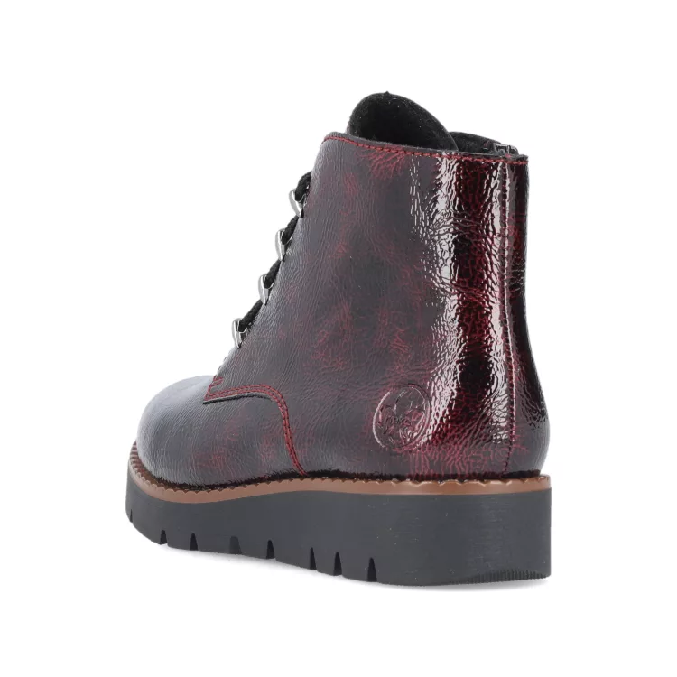 Bottines rouges vernies pour femme marque Rieker. Référence 44902-35 Bordeaux. Disponible chez Chauss'Family magasin de chaussures Issoire.