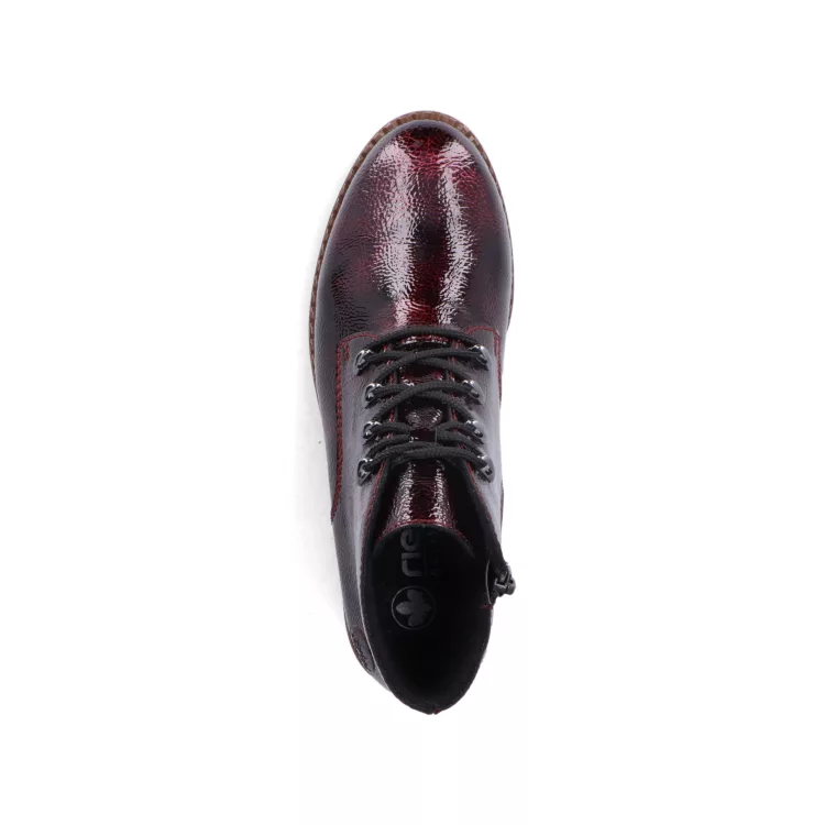 Bottines rouges vernies pour femme marque Rieker. Référence 44902-35 Bordeaux. Disponible chez Chauss'Family magasin de chaussures Issoire.