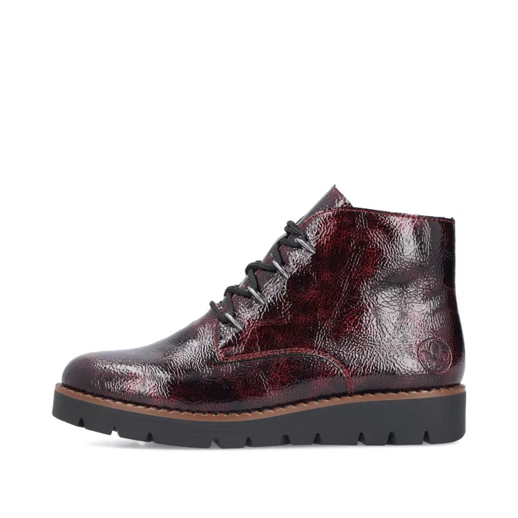 Bottines rouges vernies pour femme marque Rieker. Référence 44902-35 Bordeaux. Disponible chez Chauss'Family magasin de chaussures Issoire.