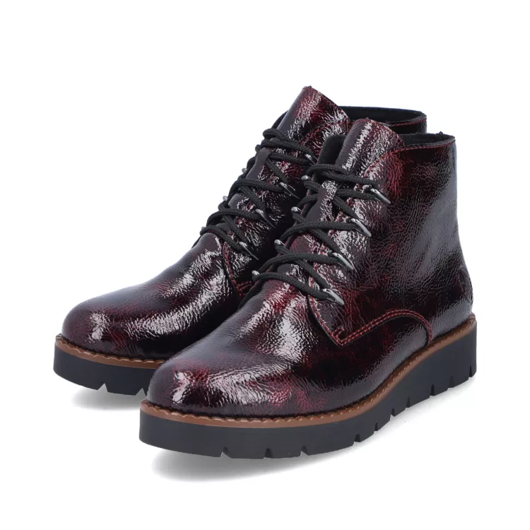 Bottines rouges vernies pour femme marque Rieker. Référence 44902-35 Bordeaux. Disponible chez Chauss'Family magasin de chaussures Issoire.