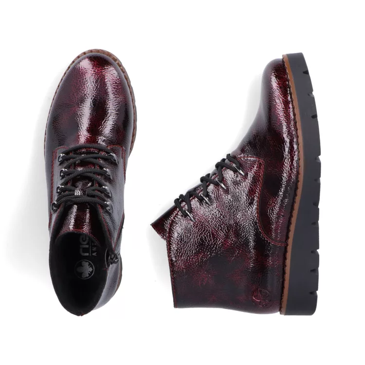 Bottines rouges vernies pour femme marque Rieker. Référence 44902-35 Bordeaux. Disponible chez Chauss'Family magasin de chaussures Issoire.