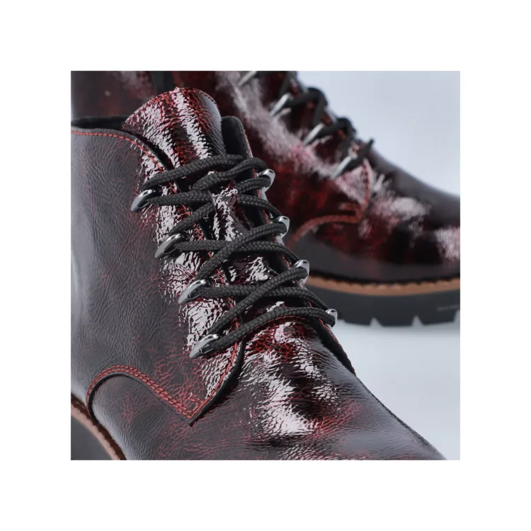 Bottines rouges vernies pour femme marque Rieker. Référence 44902-35 Bordeaux. Disponible chez Chauss'Family magasin de chaussures Issoire.