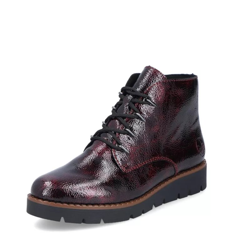 Bottines rouges vernies pour femme marque Rieker. Référence 44902-35 Bordeaux. Disponible chez Chauss'Family magasin de chaussures Issoire.