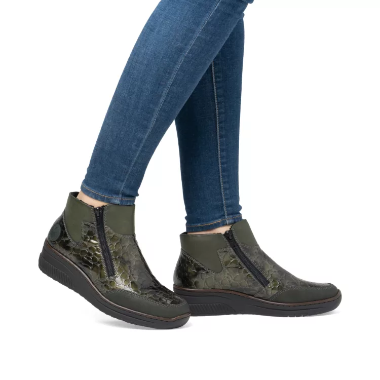 Bottines vertes croco pour femme marque Rieker. Référence 48754-54 Forest. Disponible chez Chauss'Family magasin de chaussures Issoire.