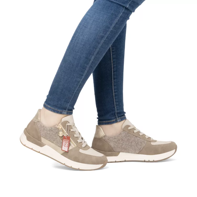 Baskets beiges pour femme marque Rieker. Référence 58902-64 Fango. Disponible chez Chauss'Family magasin de chaussures Issoire