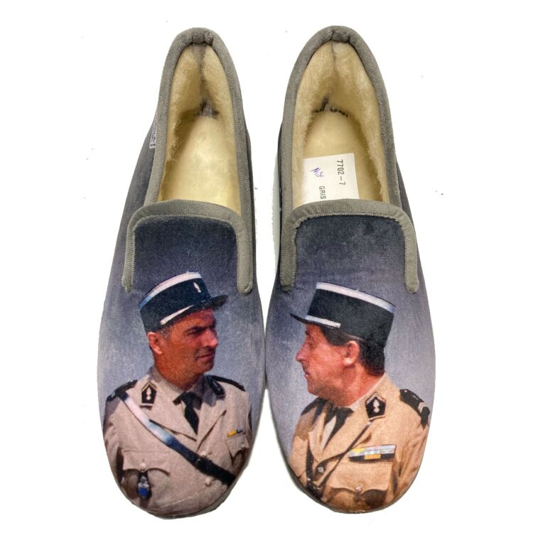 Charentaises motif Le gendarme de saint-tropez pour homme marque La maison de l'espadrille référence 7702 gris. Disponible chez Chauss'Family Issoire.