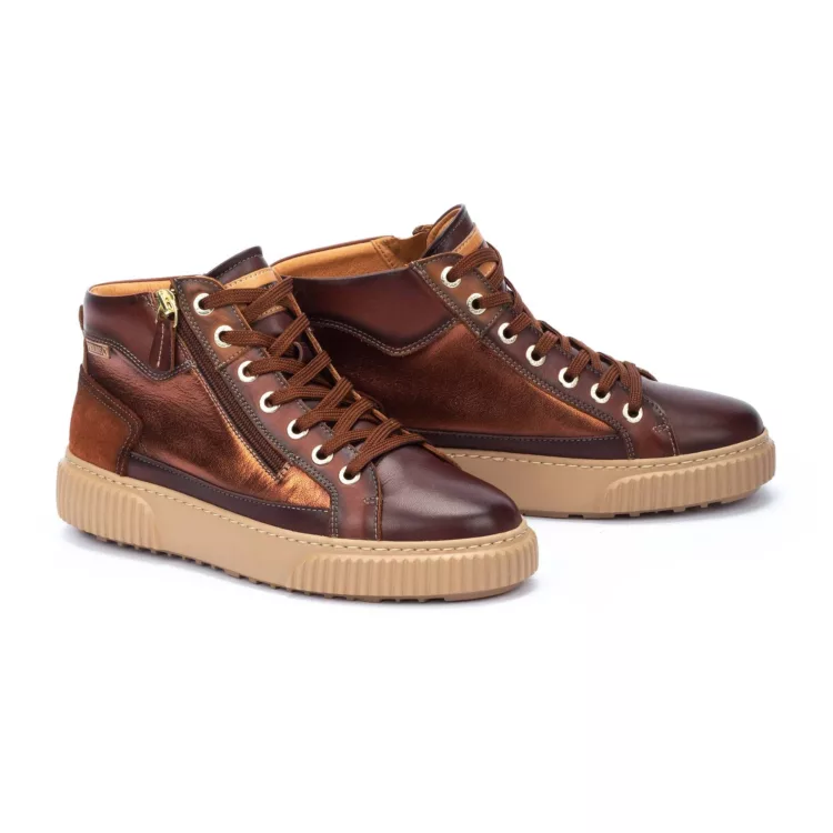 Baskets montantes marron pour femme marque Pikolinos. Référence Riells W4Z-8584C1 Caoba. Disponible chez Chauss'Family magasin de chaussures à Issoire.