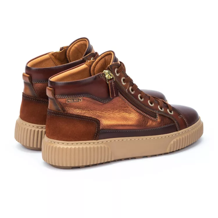 Baskets montantes marron pour femme marque Pikolinos. Référence Riells W4Z-8584C1 Caoba. Disponible chez Chauss'Family magasin de chaussures à Issoire.