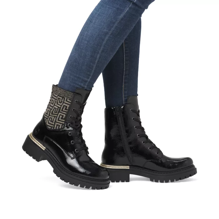 Bottines vernies à lacets pour femme marque Rieker. Référence 72607-00 Black. Disponible chez Chauss'Family magasin de chaussures Issoire.