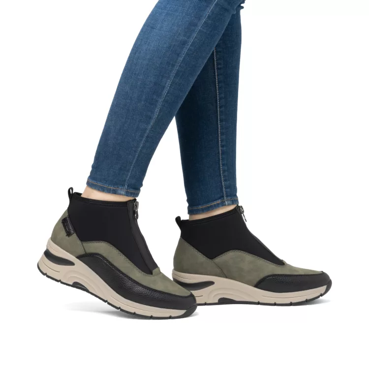 Baskets montantes kaki pour femme marque Rieker. Référence N9362-54 Schwarz Liane. Disponible chez Chauss'Family magasin de chaussures Issoire.