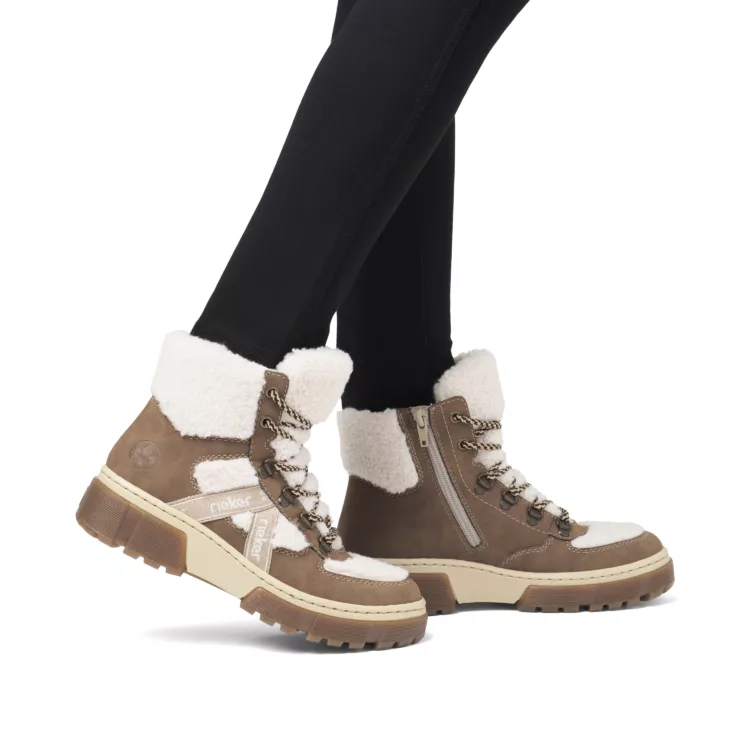 Bottines marron et beige chaudes pour femme marque Rieker. Référence X8611-60 Wood/off white. Disponible chez Chauss'Family magasin de chaussures Issoire.