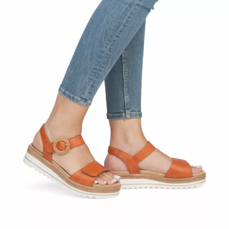 Sandales orange réglables avec semelles amovibles pour femme de la marque Remonte. Référence : D0Q52-39 Pumpkin. Disponible chez Chauss'Family à Issoire.