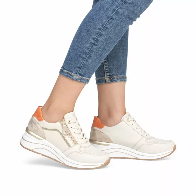 Baskets compensées beiges pour femme marque Remonte. Référence D0T10-80 Offwhite. Disponible chez Chauss'Family magasin de chaussures à Issoire.