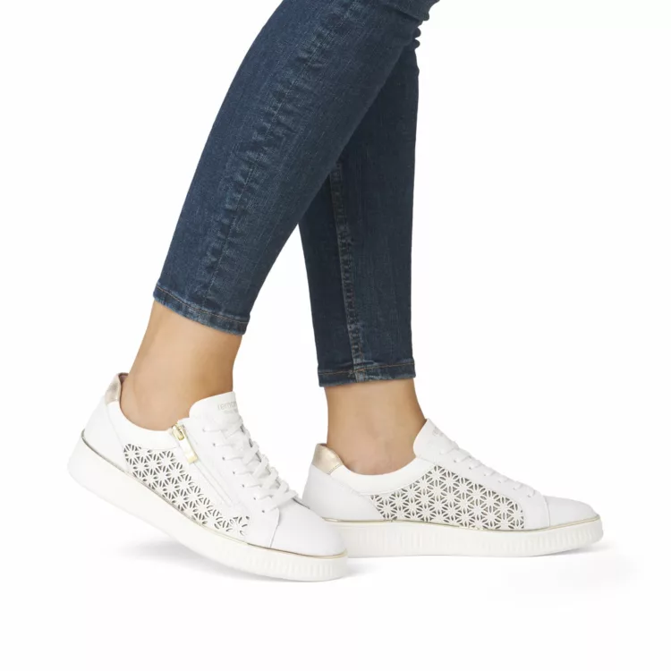 Baskets blanches pour femme de la marque Remonte. Référence D2E03-80 Weiss. Disponible chez Chauss'Family magasin de chaussures à Issoire.