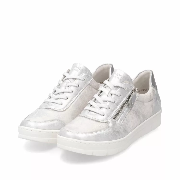 Baskets argentées souples pour femme de la marque Remonte. Référence D5831-90 Ice Weiss . Disponible chez Chauss'Family magasin de chaussures à Issoire.