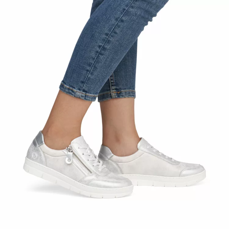 Baskets argentées souples pour femme de la marque Remonte. Référence D5831-90 Ice Weiss . Disponible chez Chauss'Family magasin de chaussures à Issoire.