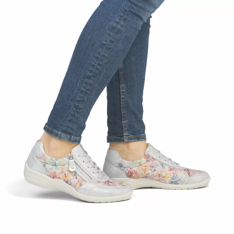 Baskets beiges pour femme marque Remonte. Référence R7637-40 Ice. Disponible chez Chauss'Family magasin de chaussures à Issoire.